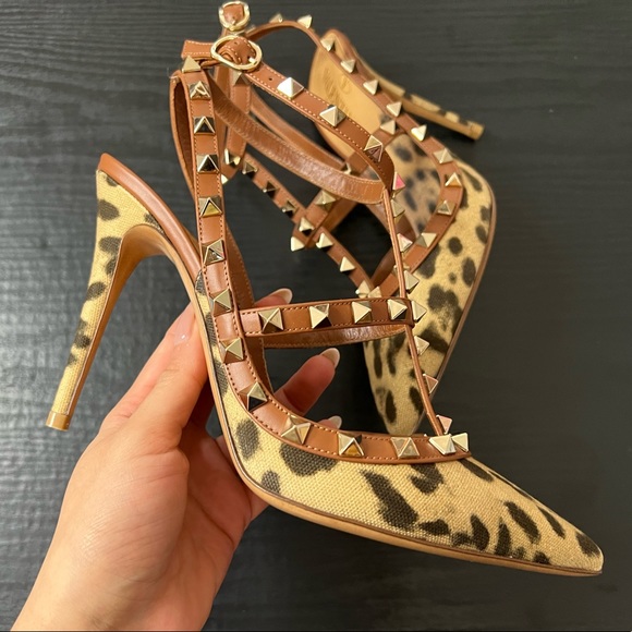 Valentino Garavani Leopard Rockstud Pumps - Picture 7 of 11